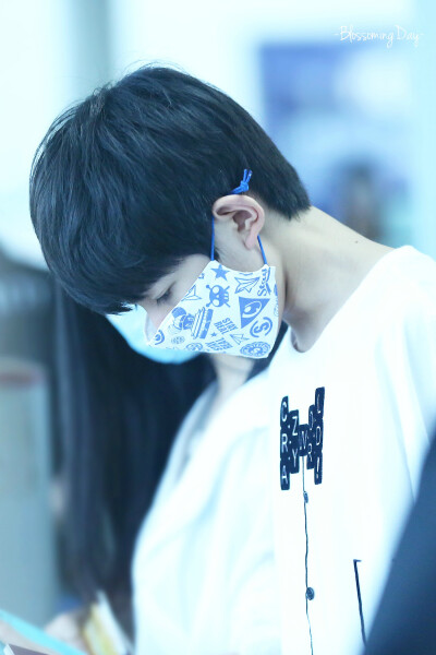 TFBOYS王源 150528 重庆赴北京 cr：BlossomingDay