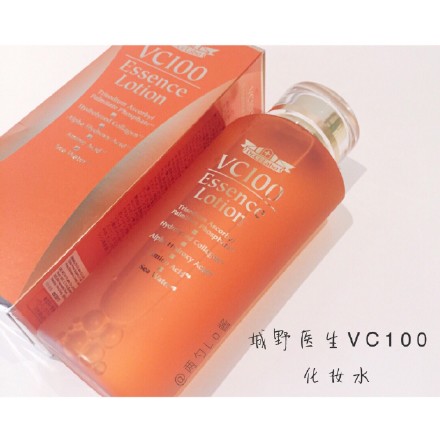 【种草。安利】最近晚上在用的水 城野医生vc100 之前买东西送了小样 试了以后蛮喜欢的 撸了正装 甜甜的橘子味 质地稍微有点稠 我是混干 不觉得黏 用手轻拍 吸收 保湿度这个季节不错 滑滑的 美白提亮什么的以后再说吧
