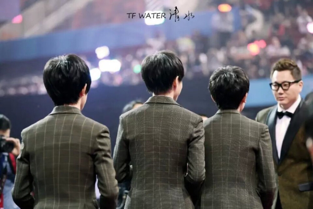 有时看见你们的照片会开心的笑，有时会掉眼泪