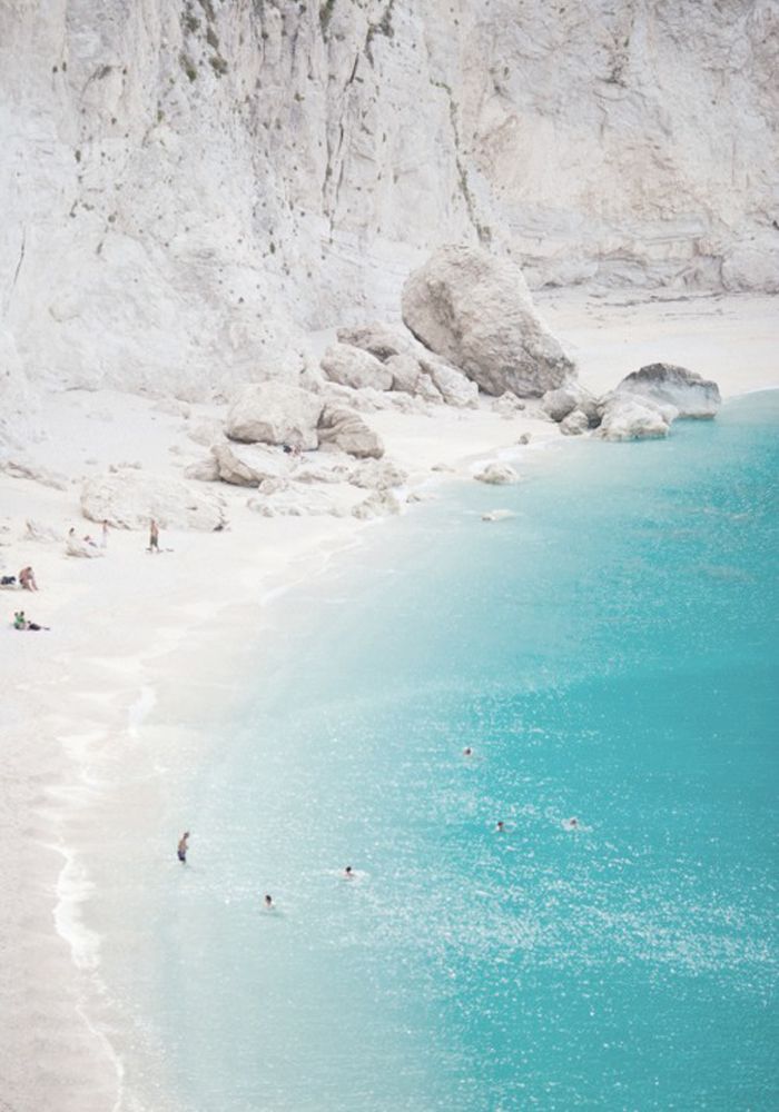 Pomice beach, Aeolian Islands, Sicily, Italy。埃奥利群岛，是意大利西西里岛北方第勒尼安海中的火山群岛。陆地总面积88平方公里，有7个大岛和一些小岛，大致呈Y字形排列，Y字形的西端是阿里库迪(Alicudi)岛，北端是斯特龙博利(Stromboli)岛，南端是武尔卡诺(Vulcano)岛。其他的大岛是利帕里岛、萨利纳(Salina)岛、菲里库迪(Filicudi)和帕纳雷阿(Panarea)岛。