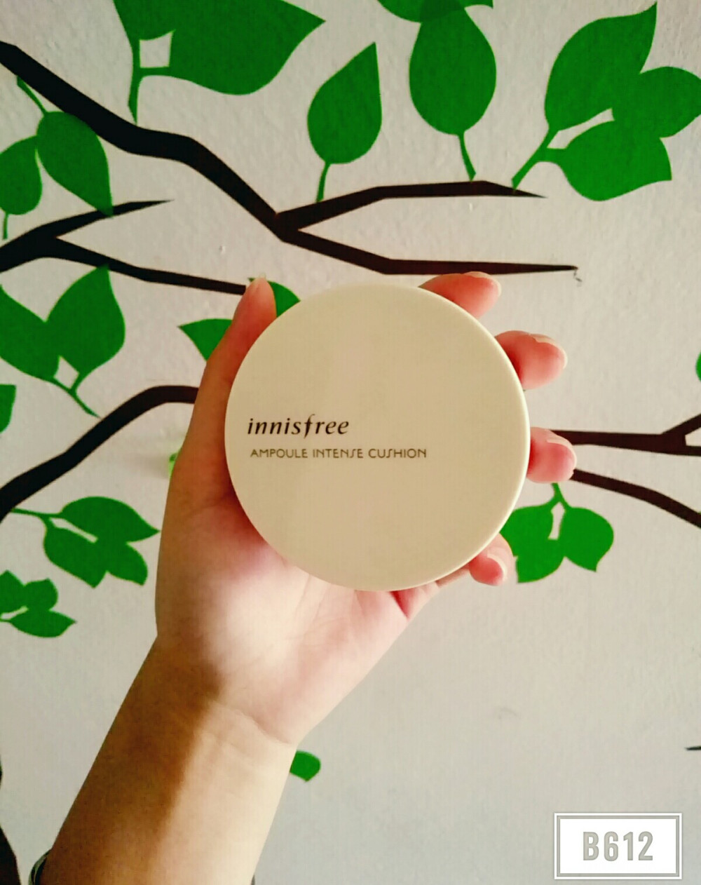 #安利好货# innisfree悦诗风吟冬季安瓶精华气垫bb霜 21# 这是3月份天气还比较冷的时候在韩国买的. 这款是它家专门为冬季干燥气候出的气垫BB. Pony还出了一支它的视频. 用完了一个觉得它很轻薄 很滋润 持久度也不错 但遮瑕效果没有iope的好 适合脸上没有太多瑕疵的人 也适合干皮. 价格很实惠啊 145左右 正装+替换装 ✨