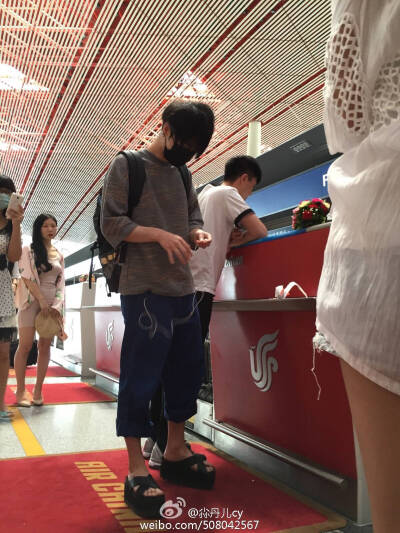 20150613华晨宇 北京国际机场T3飞上海虹桥T2 录制节目《你正常吗》