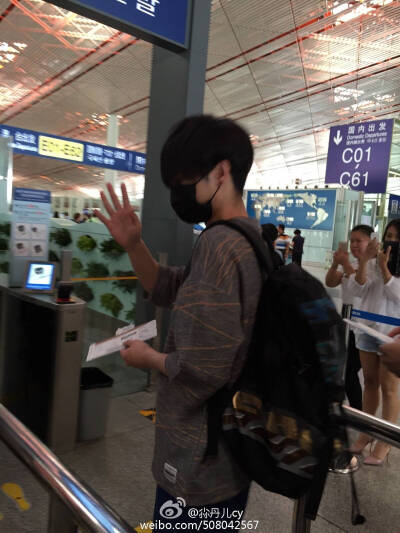 20150613华晨宇 北京国际机场T3飞上海虹桥T2 录制节目《你正常吗》