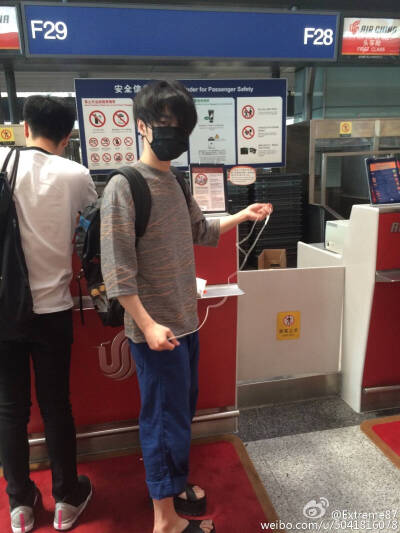 20150613华晨宇 北京国际机场T3飞上海虹桥T2 录制节目《你正常吗》