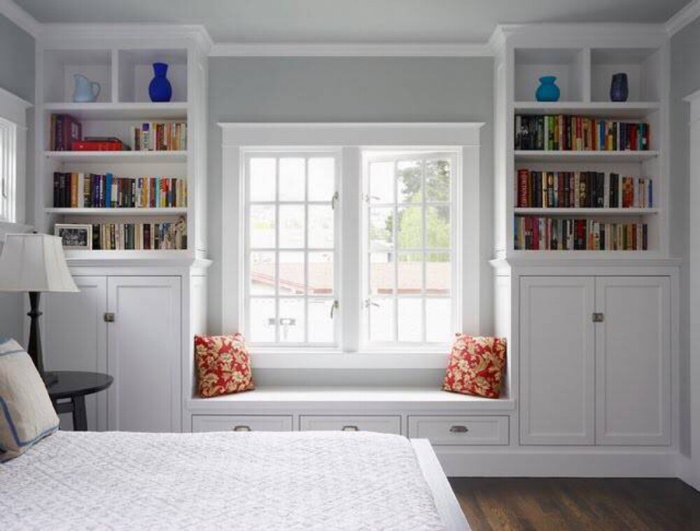 飘窗两边设计成书柜，既节省空间又增加了储物，简约白色卧室装修