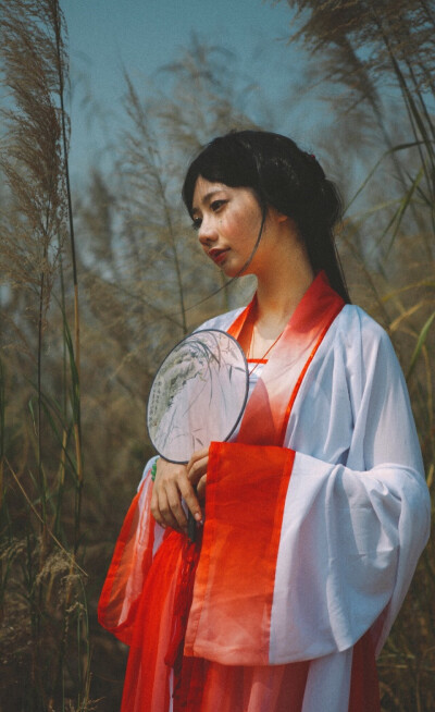 一个人成长.总会走着陌生的路.数着陌生的孤独和陌生的幸福.然后、静静的看着时光流逝.褪去了一切.诺大的世界.只有我一个人笑容满面.回忆宛如永不伤势的夏花.伴着阳光透过指尖的缝隙.在一片片蒲公英的飞舞中.对着我笑…