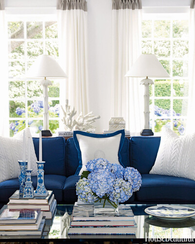蓝白相间的色调，提供一个夏天沿海感觉的客厅