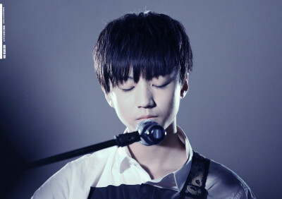 TFBOYS王俊凯 2015.06.09 重庆日月光广场演唱《明天你好》。