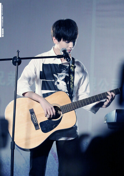 TFBOYS王俊凯 2015.06.09 重庆日月光广场演唱《明天你好》。