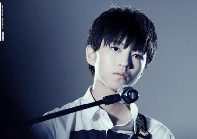 TFBOYS王俊凯 2015.06.09 重庆日月光广场演唱《明天你好》。