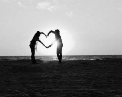 感情不需要诺言 协议与条件 它只需要两个人 一个能够信任的人 与一个愿意理解的人