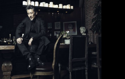 吴秀波，1968年9月5日出生于北京，中国内地男演员。 1988年毕业于中央戏剧学院表演系。1996年发行创作专辑《爱之战》。2010年凭借电视剧《黎明之前》获得第26届中国电视金鹰奖最佳表演艺术男演员奖和受观众喜爱的电视剧男演员奖、华鼎奖最佳男主角奖、上海电视节最具人气男演员奖等多个奖项[1-4]  。2013年主演的电影《北京遇上西雅图》票房突破5亿元，刷新华语爱情片票房记录[5]  。2014年主演农村题材电视剧《马向阳下乡记》和都市题材电视剧《离婚律师》。