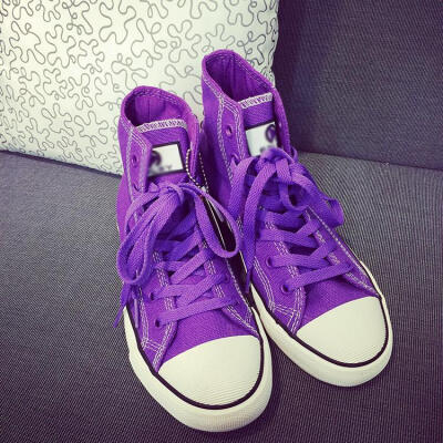 紫罗兰色帆布鞋