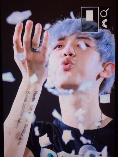 @轉注帶logo，thx max！ #燦烈 ChanYeol 二巡台灣 朴寶寶，天真無邪。~\(≧▽≦)/~