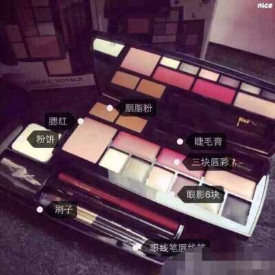 HK新品兰蔻彩妆盒这款也有货。Lancome兰蔻绝对完美彩妆盒 旅行双层彩妆套装化妆彩盘 1.VIRTUOSE睫毛膏黑色一支2ML 2.眼影6色各0.8G 3.唇膏(口红)3色各0.9G 4.腮红ROSE SABLE 02# 2.4G 5.粉饼TRANSLUCIDE 01# 3.5…