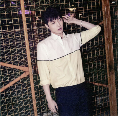 《LOVE ME RIGHT》内页扫图 LAY#