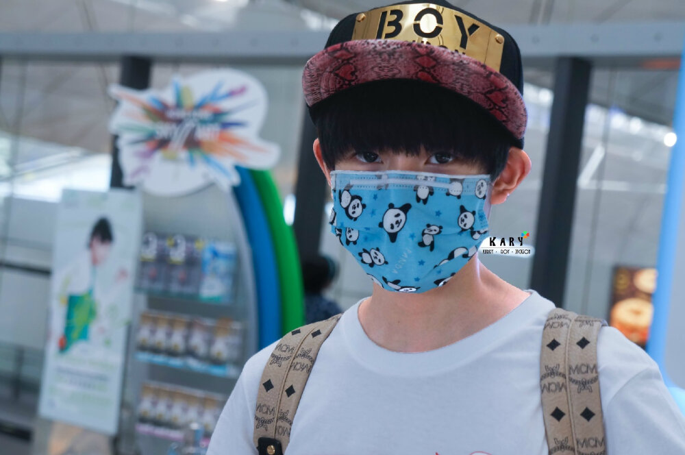 TFBOYS王源 140810香港赴台湾 cr:他是暗恋我吗