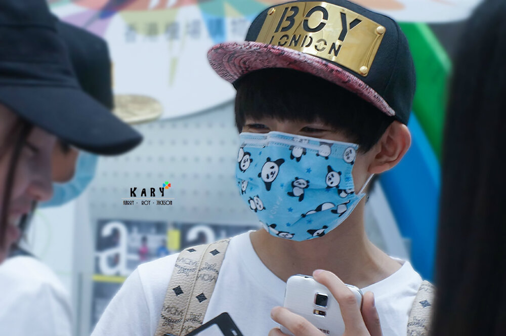 TFBOYS王源 140810香港赴台湾 cr:他是暗恋我吗