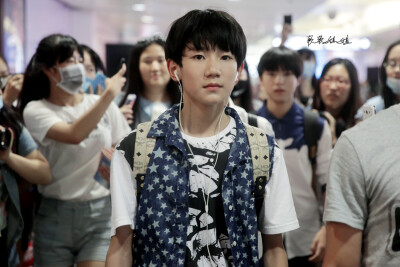 TFBOYS王源 140804北京赴上海 cr:Your软软姐姐