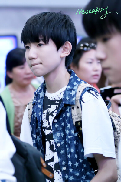 TFBOYS王源 140804北京赴上海 cr:_NectaRoy_