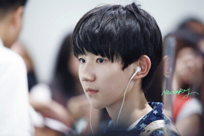 TFBOYS王源 140804北京赴上海 cr:_NectaRoy_