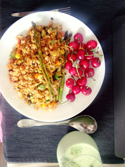 早安~炒饭、烤芦笋。抹茶牛奶