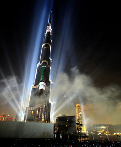 哈利法塔(阿拉伯文:برج خليفة‎，拉丁化:burj khalifah‎，英文:Khalīfa tower)，原名迪拜塔，又称迪拜大厦或比斯迪拜塔，是世界第一高楼与人工构造物。 哈利法塔高828米，楼层总数162层，造价15亿美元，大…