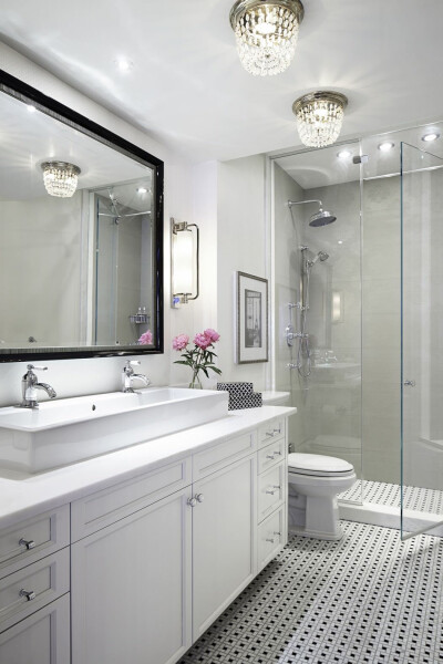 利用不同深浅的灰色装修设计的浴室