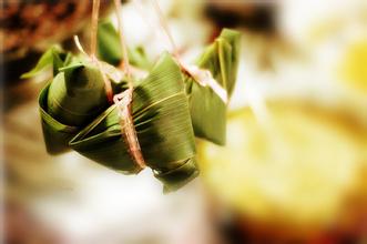 =汨罗竹叶粽= 【原料】竹叶，糯米。 【做法】 取竹叶裹白糯米粽煮之，尖有如生切菱角。 Tips：特色在于叶子而不是馅儿。