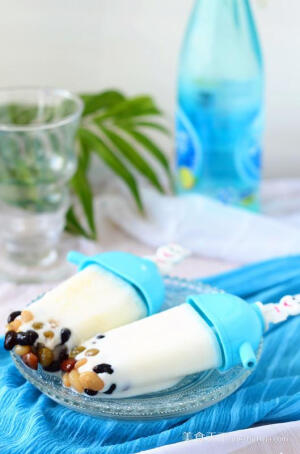 蜜豆牛奶冰棒  简介：炎炎夏日，再没有什么比吃一根冰冰凉凉的冰棒更爽的啦！自制的牛奶冰棒，健康无添加，绝对放心哈！ 原料：牛奶  炼乳  白糖  蜜豆。 做法步骤： 1.原料。 2.牛奶加糖。 3.放入微波炉叮1分钟至白糖融化后加炼乳，搅匀。 4.蜜豆放入冰棒模具中。 5.倒入牛奶。 6.盖好盖子，放入冰箱至少冷冻5小时。 7.牛奶冰棒。