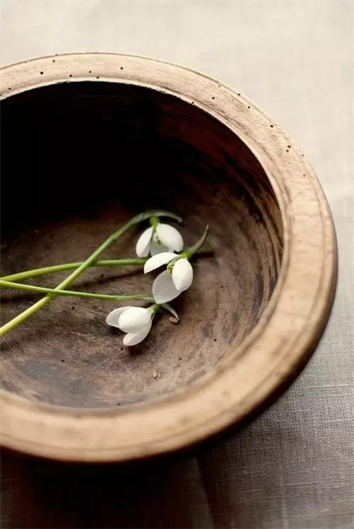 香痕点滴墨为姿，流水清风砚作池。 帘幕轻寒花未彻，半含朝雨海棠时。