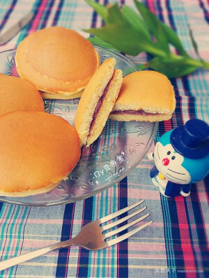 铜锣烧  原料：低粉  蜂蜜  鸡蛋  牛奶  泡打粉  细砂糖  玉米油  红豆沙  做法步骤： 1.材料集合下 要做的话建议做2倍的方子量 2.全蛋一个 加入玉米油 3.加入细砂糖搅打至乳化 4.加入蜂蜜 ，倒入牛奶搅拌均匀 5.筛入低粉和泡打粉搅拌至无颗粒无粉状即可 6.小火 用不粘锅 勺一勺垂直倒下，等面糊表面出现小气孔，就可以翻面了 7.翻面后再加热十几秒就可以拿出晾凉 8.如此反复煎完所有 9.晾凉后涂上红豆沙 还是喜欢的果酱 再拿一个合上即可