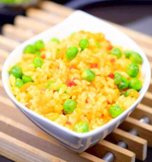  【金裹银蛋炒饭】1.将胡萝卜切小粒、葱切末；2.鸡蛋打入米饭中，搅拌均匀；3.锅内做油煸香葱末，倒入蔬菜粒翻炒；4.将泡入鸡蛋的米饭倒入锅内同鸡蛋一起翻炒；5.将米饭炒至干爽，直至米饭一粒粒在锅内跳动；6.加盐、胡椒粉调味即可出锅~