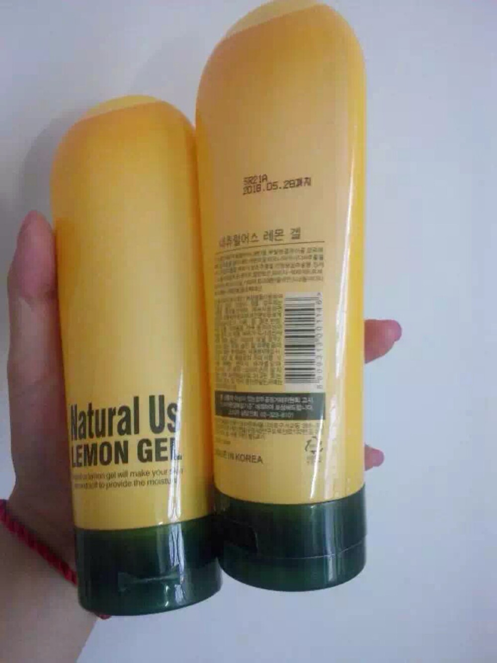 韩国natural us 柠檬胶。一瓶180ml，淡淡的柠檬清香，用上去的感觉很舒服、很清爽 有镇定、美白的功效我自己最近用完面膜都会涂满脸，第二天起来感觉肤色白透了一些，脸上敏感的红印也淡了一些。