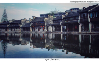 【舍弃车尘马足，临风赏柳；南下相携而行，聊赠一春。】2015/江南