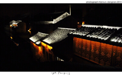 【舍弃车尘马足，临风赏柳；南下相携而行，聊赠一春。】2015/江南