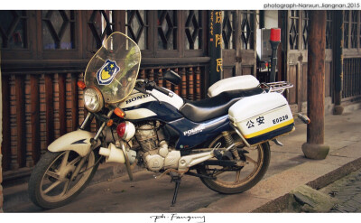 【舍弃车尘马足，临风赏柳；南下相携而行，聊赠一春。】2015/江南