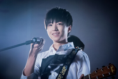 TFBOYS王俊凯 2015.06.09 重庆日月光广场演唱《明天你好》。