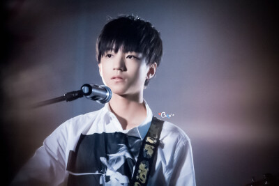 TFBOYS王俊凯 2015.06.09 重庆日月光广场演唱《明天你好》。