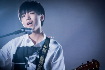 TFBOYS王俊凯 2015.06.09 重庆日月光广场演唱《明天你好》。