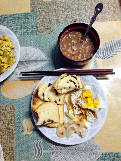 红豆薏米黑豆用豆浆机打糊充燕麦，撒上核桃仁+红豆吐司+煎蛋+荔枝#home早餐#