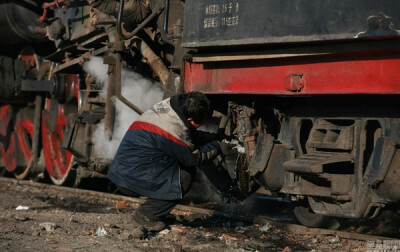 （3）中国最后的蒸汽机车：2013年3月1日，辽宁阜新，由于蒸汽火车的配件已不再生产，司机将漏水的水管临时用塑料缠上。