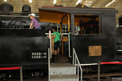 （4）中国最后的蒸汽机车：退役的蒸汽机车有的将回炉炼钢，有的将走进博物馆。很多国内业内人士认为，蒸汽机车应该被当做文物来看待，因为它们是一个时代的标志。图为2013年5月18日，北京东郊中国铁道博物馆内两个小…