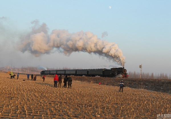 （5）中国最后的蒸汽机车：2014年1月13日6时许，辽宁调兵山火车站，车迷们围拍一辆“KD6”蒸汽机车牵引着绿皮的通勤小票车驶出站台。