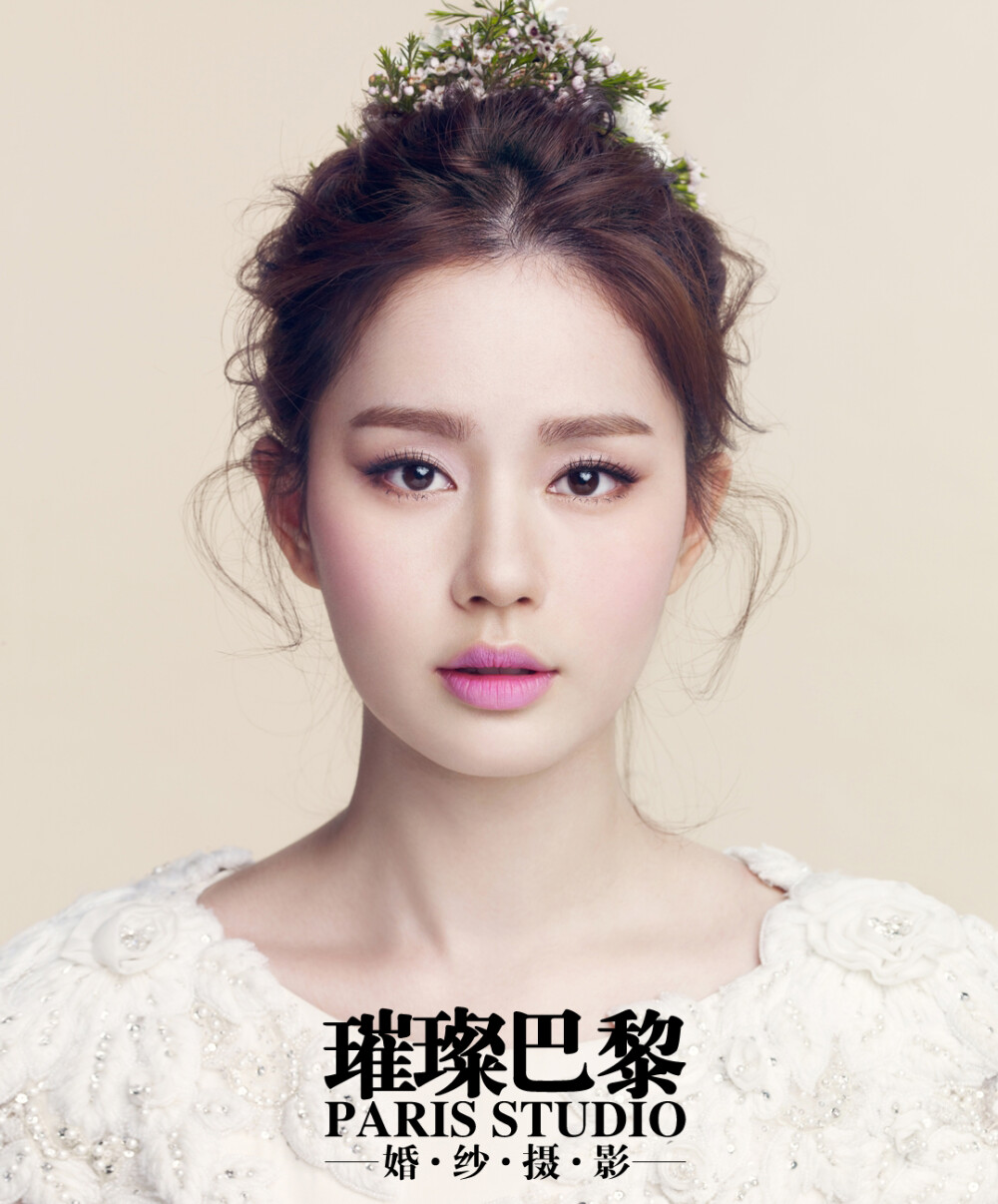 韩式婚纱照的风格如同清新淡雅的风，让人身心放松，领导着婚纱摄影的流行趋势。生活化的场景、温馨的氛围、幸福感的流露是样照创作者关注的焦点，也是韩式婚纱照风格的主要特色。主要有两大类型：一是用光经典、构图严谨、画面唯美的传统婚纱照；二是贴近生活的清新烂漫的情节婚纱照。