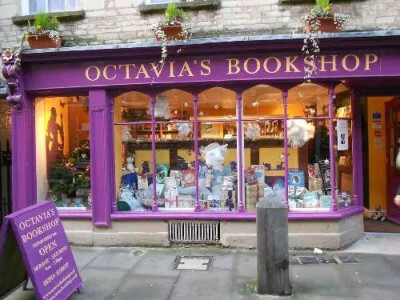 英国. 赛伦塞斯特，奥克塔维亚书店(Octavia’s Bookshop) 奥克塔维亚书店曾荣获2013年最佳独立儿童书店奖，不难发现该书店有着其独特的魅力。定期的作者读书会以及橱窗中芬兰童话中的森林小仙子(Moomin fairie…