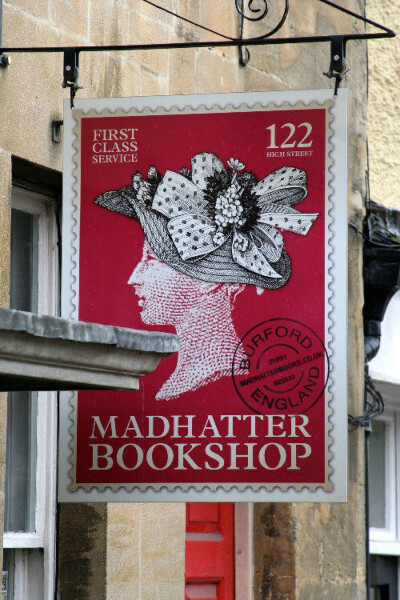 英国. 牛津郡，疯帽子书店(Madhatter Bookshop) 这家古怪的书店既卖图书又卖帽子，但却有着别样的温馨。疯帽子书店致力于举办各种阅读活动，比如图书俱乐部、文学研究小组、深入研究小组以及普通教育与高级教…