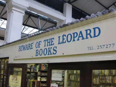 英国. 布里斯托尔，小心豹子书店(Beware of the Leopard Books) 书店的名字很是古怪，是出自《搭车人指南》中的一个小玩笑。这家二手书书店拥有大量的藏书，如果你喜欢在书堆中寻找惊喜的体验，可以来这里翻翻…