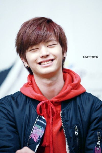 图片再一波 闭眼微笑的陆星材 有没有迷倒你 你难道在舔屏 哈哈~陆星