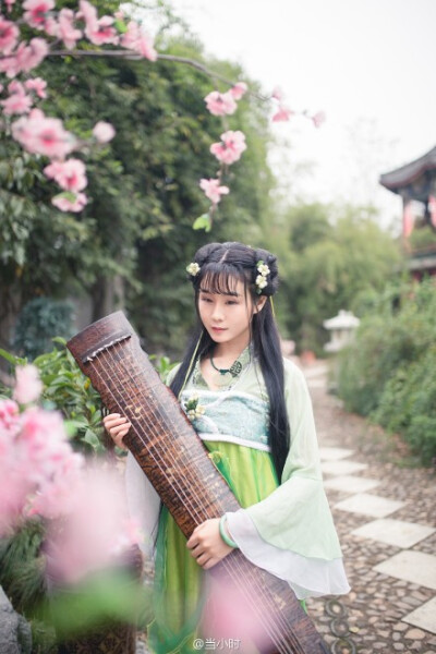 去家千里，拜上长留， 素衣轻羽，冰敛横霜， 白衣入画，一见倾城， 桃花醉时，暗生柔肠， 吴越山青，江头潮平。@W小小白W @姚璇_西子